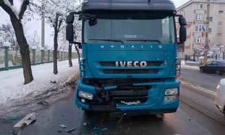 Accident pe Muncii. Implicate, două mașini și un TIR. O persoană rănită