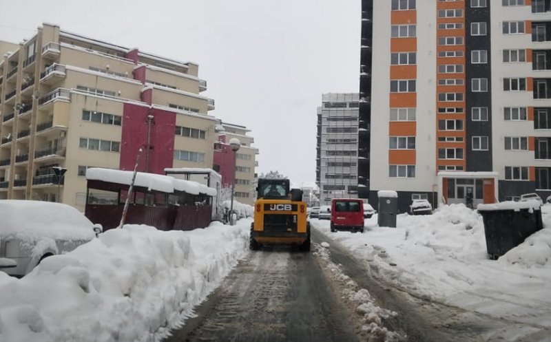 Baciu iese de sub nămeţi. Locuitorii sunt rugaţi să-şi cureţe trotuarele, şoferii - să fie atenţi cum parchează