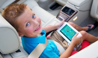 Creierele copiilor care petrec mult timp pe dispozitive mobile par să prezinte anumite modificări (studiu)