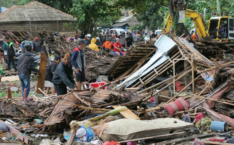 Aproape 1.000 de victime ale tsunami-ului din Indonezia. Cel puțin 168 de morți