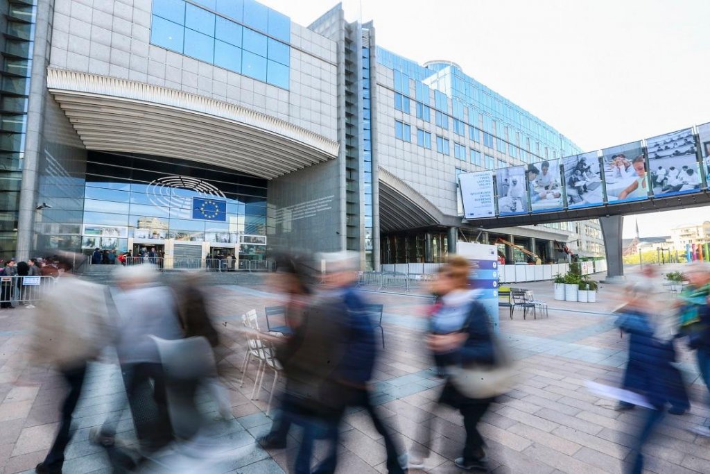52% dintre români au o imagine pozitivă despre Uniunea Europeană