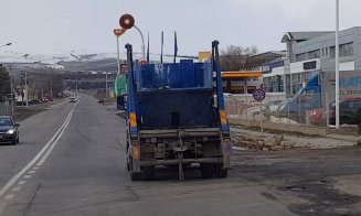 VIDEO. Mașină de (împrăștiat) gunoi, la Turda. Deșeurile colectate au fost luate de vânt și aruncate pe șosea