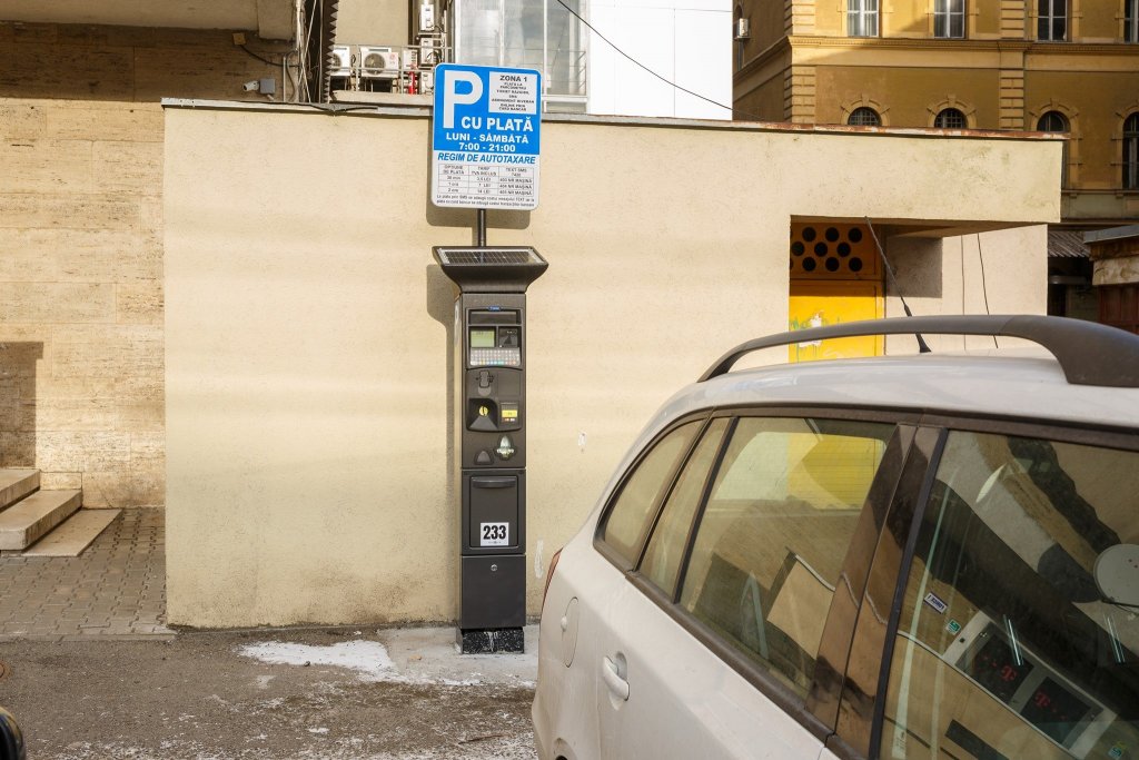 Şofer în Cluj-Napoca? Noi parcometre în centru şi panouri digitale care îţi arată unde găsești locuri libere în parking-uri