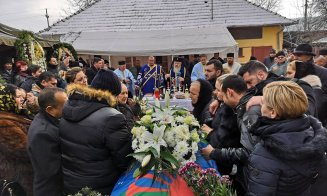 Confetti şi flori din partea premierului Dăncilă, la înmormântarea bulibaşei din Gilău. Slujba, oficiată de ÎPS Andreicuţ