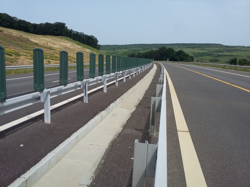 Mașină pe contrasens pe Autostrada Transilvania: "L-au avertizat toţi cu farurile"