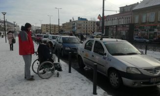 Bărbat în scaun cu rotile, umilit de taximetriști din gara Cluj-Napoca