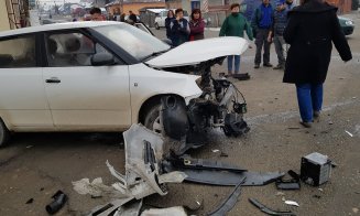 Accident cu 4 maşini, la ieşirea din Cluj-Napoca. Doi răniţi, transportaţi la spital