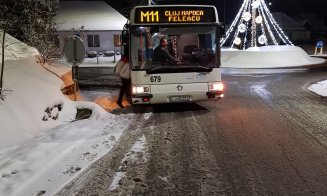 Autobuzul cu care circulă elevii din Feleacu, blocat de un drum județean înzăpezit