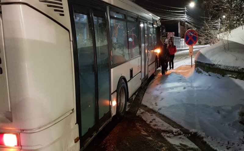 Autobuzul cu care circulă elevii din Feleacu, blocat de un drum județean înzăpezit