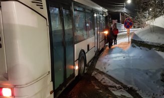 Autobuzul cu care circulă elevii din Feleacu, blocat de un drum județean înzăpezit