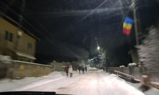 Autobuzul cu care circulă elevii din Feleacu, blocat de un drum județean înzăpezit