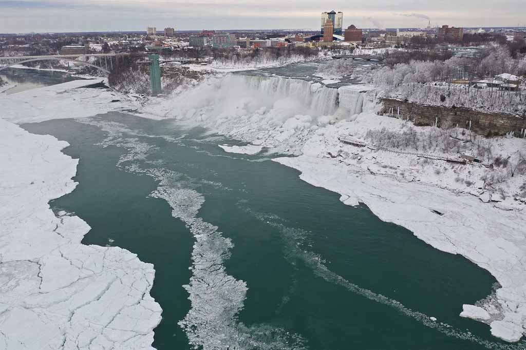 Cascada Niagara a îngheţat. IMAGINI spectaculoase cu „regatul de gheaţă”
