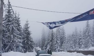 Blocaj pe drumul care duce spre pârtia Buscat. Coloană de zeci de maşini