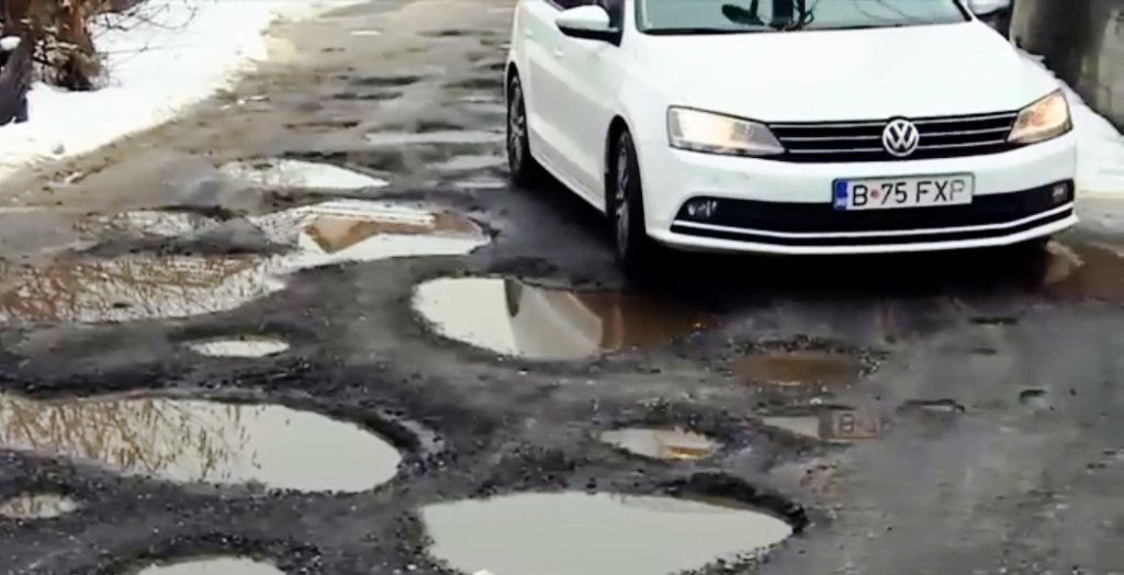 De fiecare dată când ies din casă trebuie să facă slalom prin noroi, printre sute de gropi