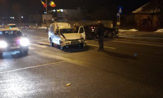 Accident pe Calea Turzii. A ajuns cu mașina pe trotuarul ce desparte benzile de circulatie