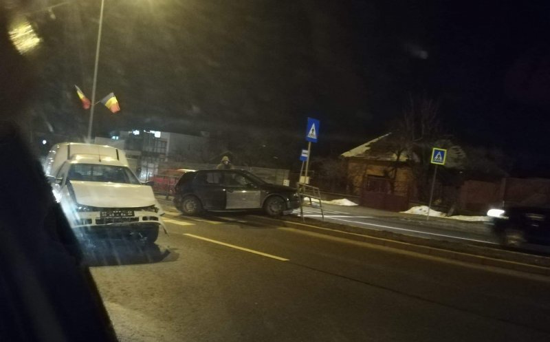 Accident pe Calea Turzii. A ajuns cu mașina pe trotuarul ce desparte benzile de circulatie