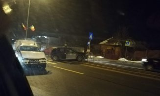 Accident pe Calea Turzii. A ajuns cu mașina pe trotuarul ce desparte benzile de circulatie