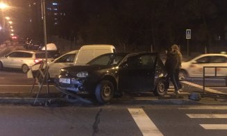 Accident pe Calea Turzii. A ajuns cu mașina pe trotuarul ce desparte benzile de circulatie
