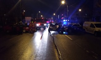 Accident cu 5 maşini în centrul Clujului. Nu s-a asigurat la schimbarea benzii, acum e în spital