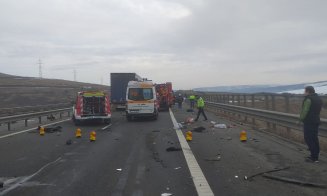 Accident între un TIR şi un microbuz cu pasageri pe A3, lângă Cluj. Traficul este oprit