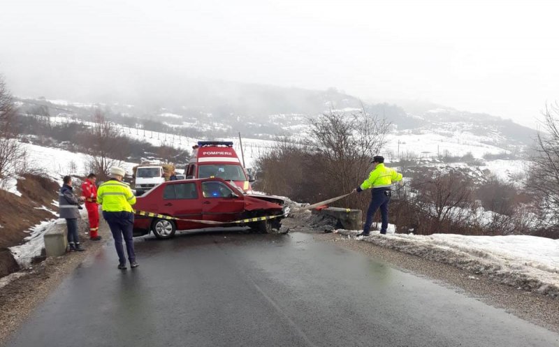 Accident cu doi răniţi în Bobâlna. Un pensionar a intrat cu maşina într-un cap de pod