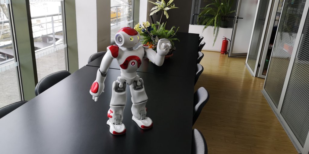 Robotul Nao, care cântă şi dansează, este folosit în opt centre pentru terapia copiilor cu autism