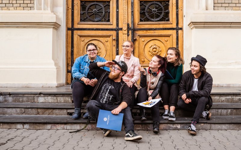 Cum văd studenții din Cluj profesorul ideal: să discute pe Facebook și să îi ducă în excursii