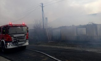 Baracă mistuită de flăcări, după un scandal între familii de romi din Turda. S-a solicitat intervenţia poliţiei