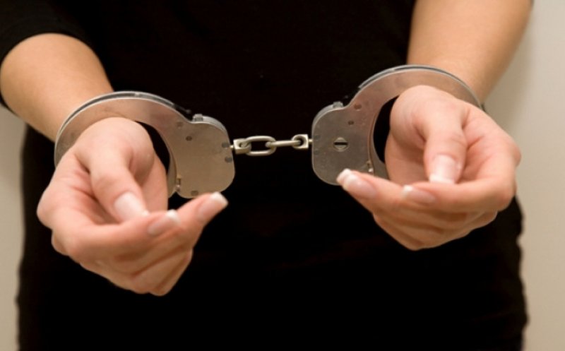 Hoaţă cu majorat, săltată de poliţişti. A dat o spargere într-o locuinţă