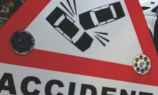 Graba strică treaba! Accident surprins live într-un sens giratoriu din Cluj