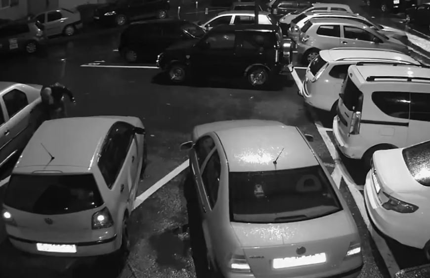 Vandalism într-o parcare din Cluj. Filmat în timp ce tăia cauciucurile