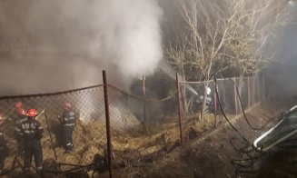 Tone de fân mistuite de flăcări. Copiii s-au jucat cu focul