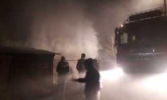 Tone de fân mistuite de flăcări. Copiii s-au jucat cu focul