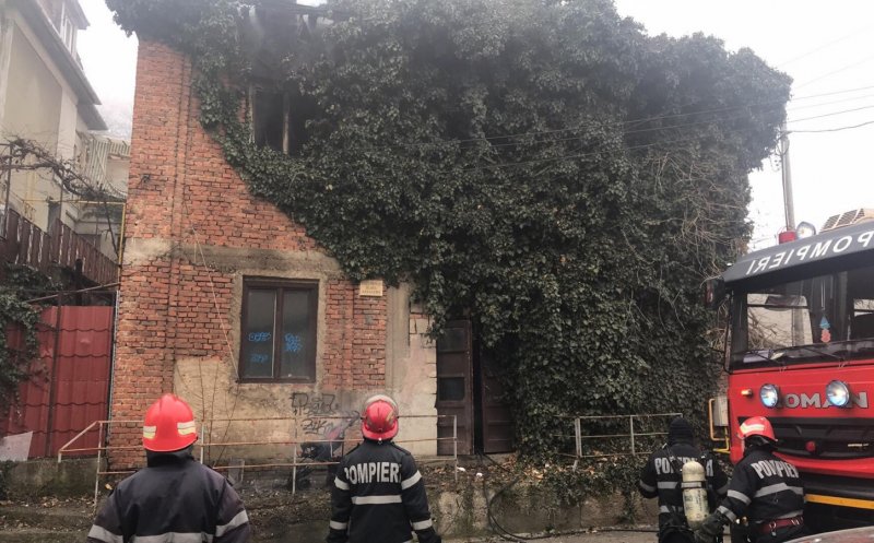 Incendiu la o locuinţă din Cluj-Napoca. Casa ar adăposti oameni ai străzii