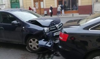 Tamponare în lanţ în centru. Trei maşini implicate