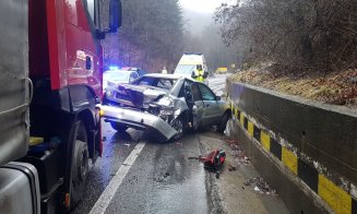 Accident între o maşină şi un TIR pe Oradea-Cluj. Traficul a fost blocat
