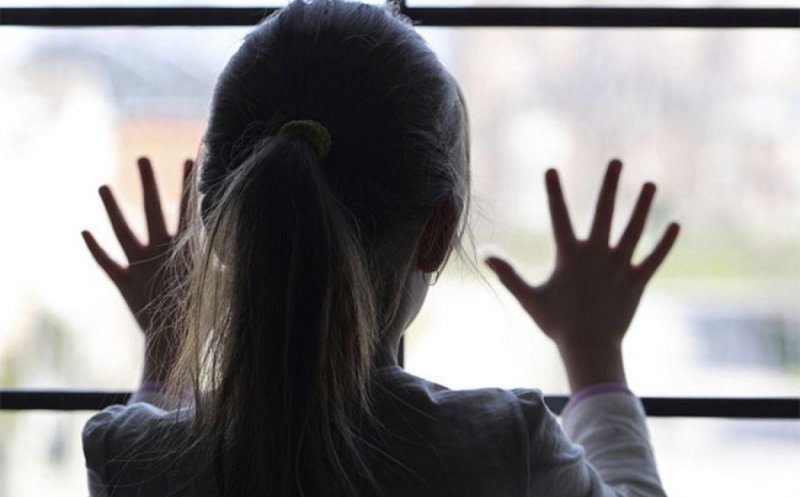 Peste 1.000 de copii din Cluj au părinţii plecaţi în străinătate. Statistica naţională este dezastruoasă