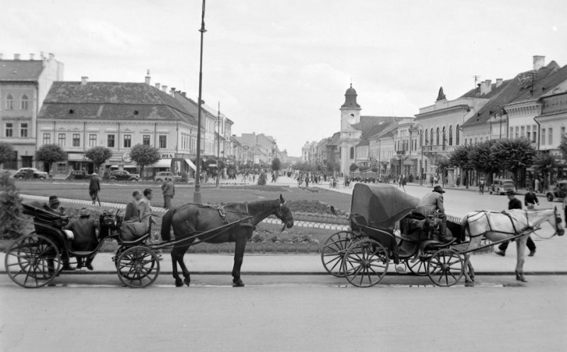 Clujul de altădată. Birje în Piaţa Unirii şi reprezentanţa Ford a lui Poruţiu