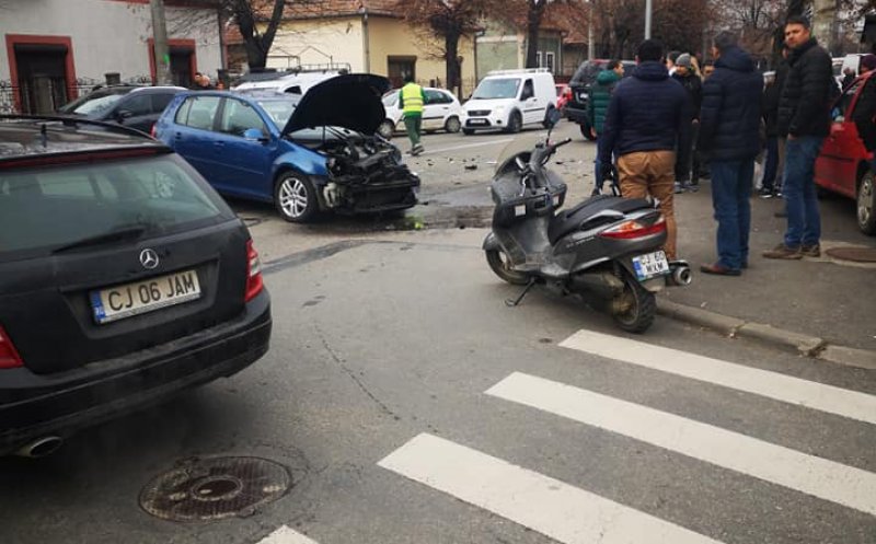 Accident pe Constantin Brâncuşi. Trei răniţi la spital, între care doi copii