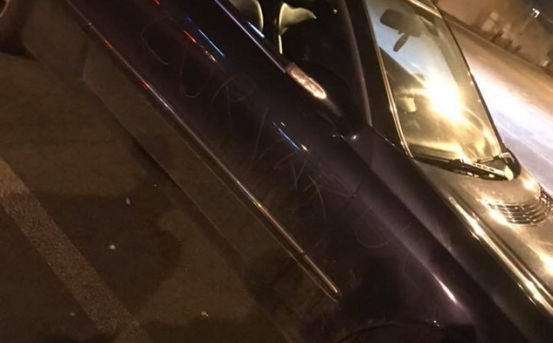 Ceva nu a mers bine de Dragobete... Un clujean s-a trezit cu un mesaj scrijelit pe caroseria maşinii