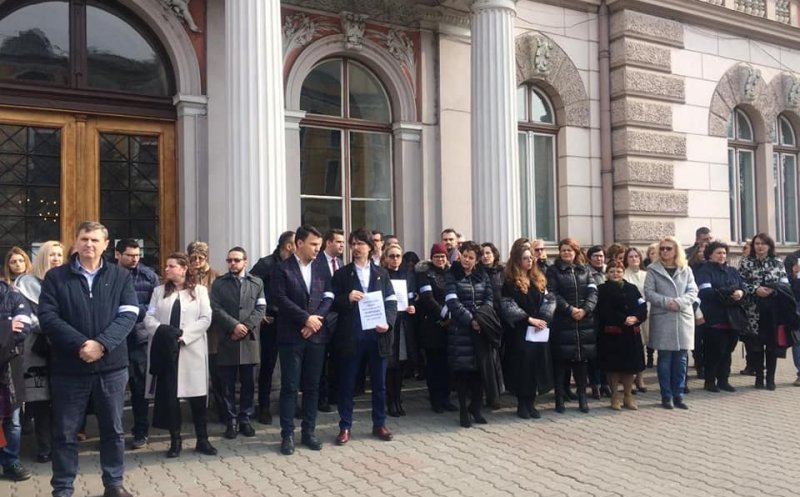 Cel mai mare protest din istoria justiției clujene. Magistraţilor li s-au alăturat şi clujeni