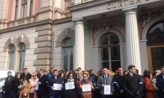 Magistraţii au ieşit din nou în stradă. Li s-au alăturat şi clujeni