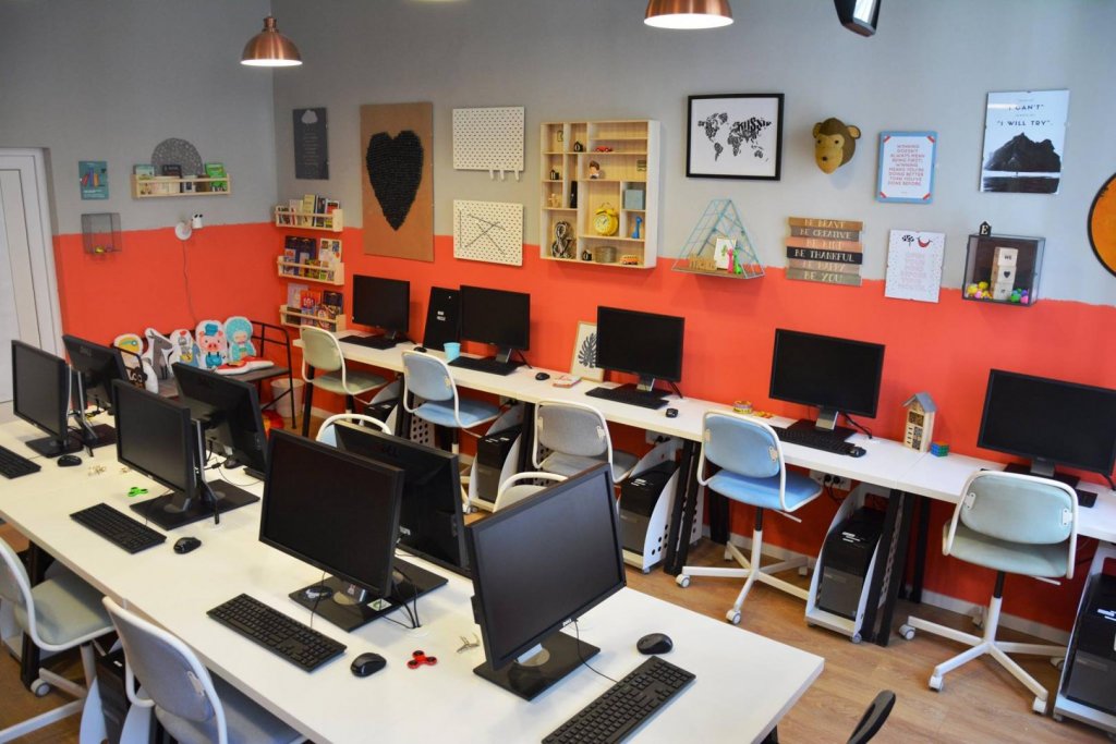 Elevii liceului pentru Deficienţi de Auz din Cluj, învăţaţi să programeze de firme IT