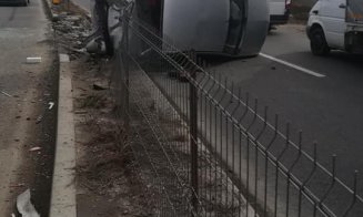 Accident cu răniţi în Vâlcele. Maşină răsturnată, după un impact cu o dubă