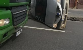 Accident cu răniţi în Vâlcele. Maşină răsturnată, după un impact cu o dubă