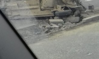 Accident cu răniţi în Vâlcele. Maşină răsturnată, după un impact cu o dubă