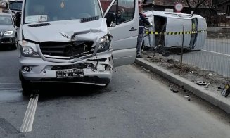 Accident cu răniţi în Vâlcele. Maşină răsturnată, după un impact cu o dubă