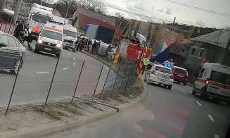 Accident cu răniţi în Vâlcele. Maşină răsturnată, după un impact cu o dubă