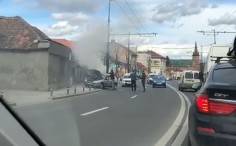 Incendiu lângă Platinia. O maşină a luat foc în mijlocul drumului