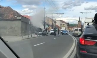 Incendiu lângă Platinia. O maşină a luat foc în mijlocul drumului